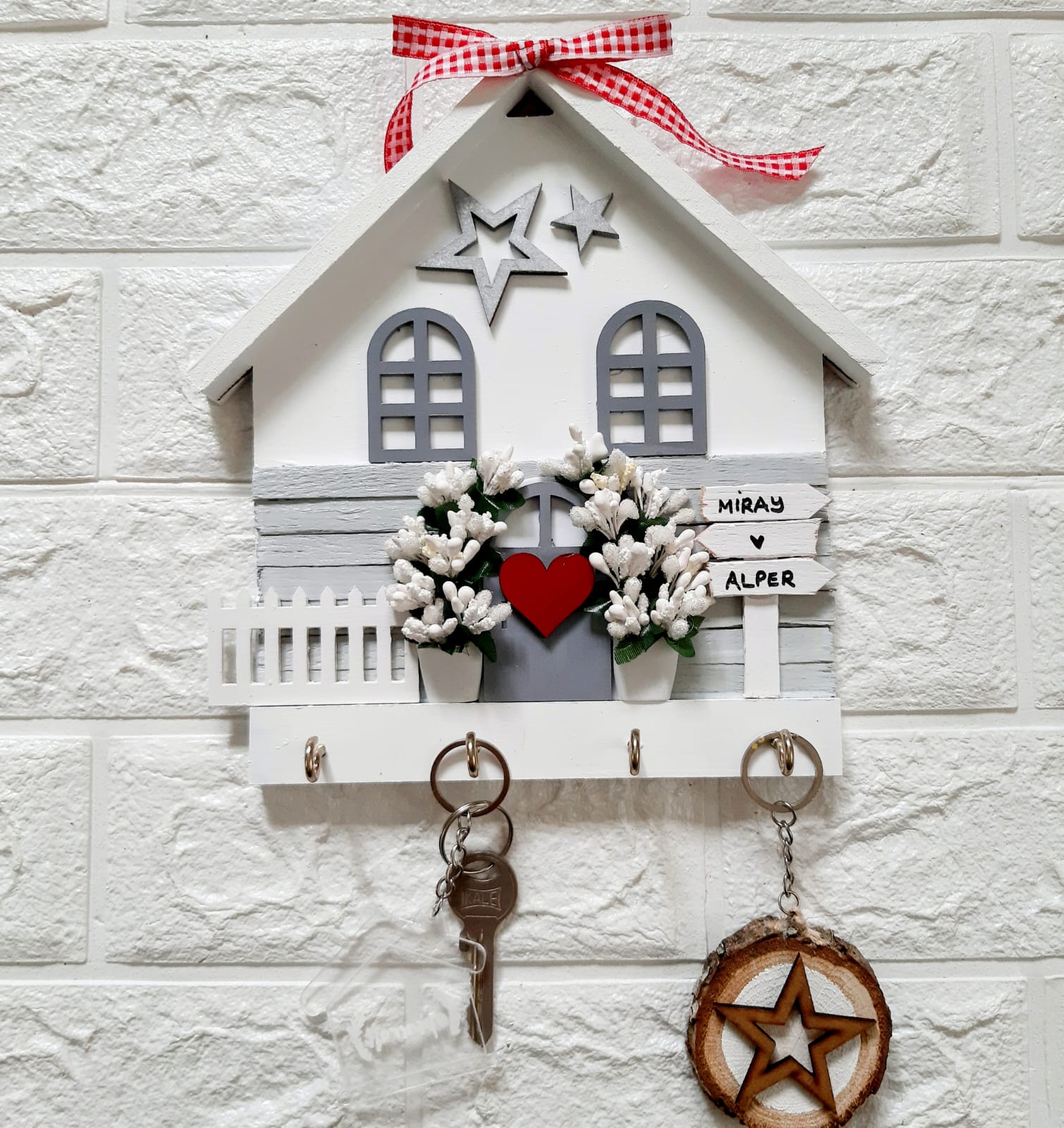 Kırmızı Kurdeleli Dekoratif Pano Anahtarlık 23 x 25 cm