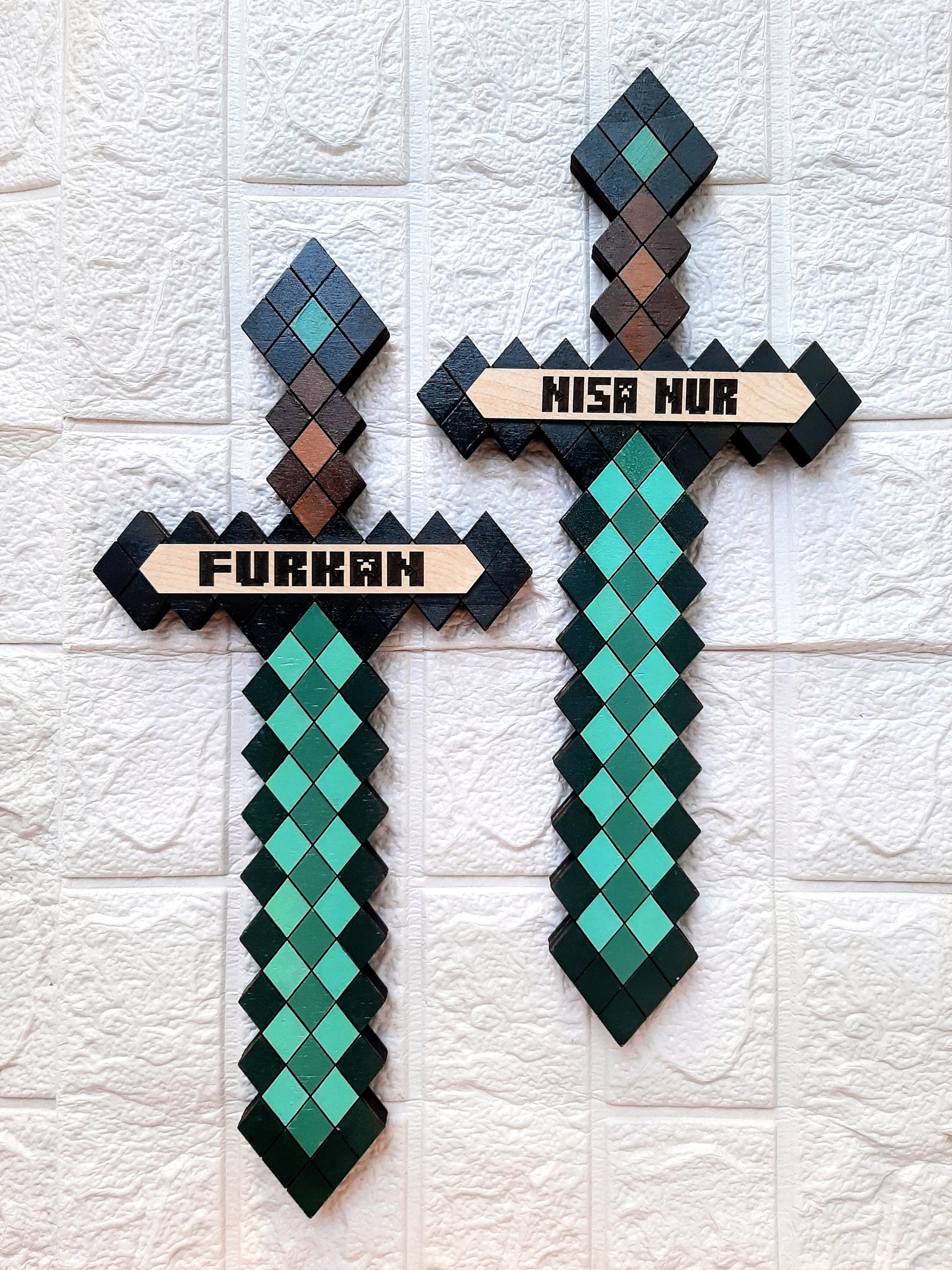 Elmas Kılıcı Minecraft 2 Adet Ahşap Duvar Dekoru - Kişiye Özel İsim - El İşçiliği Boyama 40x18 cm